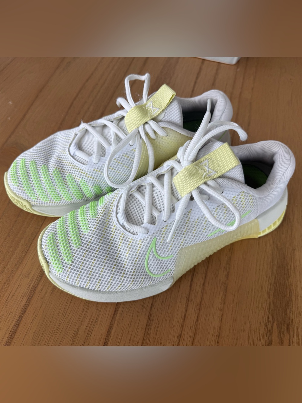 NIKE METCON 9 - GREAT CONDITION - SIZE 7 - WHITE AND NEON YELLOW